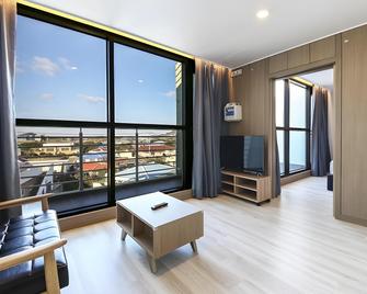 Sunrise Hotel Seopjikoji - Seogwipo - Living room