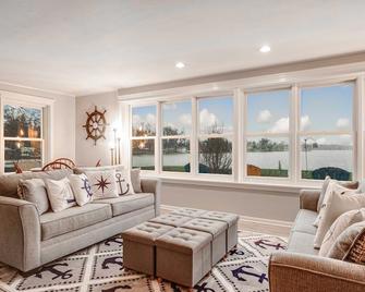 The Lodge, Sweet Waterfront Cottage, Separate Unit - Antioch - Sala de estar