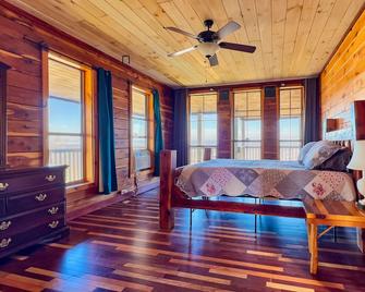 The Mountain Crest Cabin - Heber Springs - Bedroom