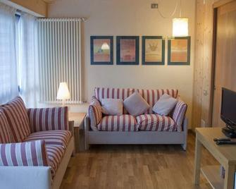 Villa on the Berici hills 5 Km from Vicenza, big garden, 4 guestrooms, 240m AMSL - Arcugnano - Living room