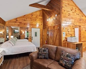 Pet-friendly Smoky Getaway With Hot Tub - Sevierville - Bedroom