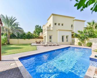 Luxury 4 Bed Villa | Private Pool | Lake View | Only 10 mins from Dubai Marina - Dubai - Piscina