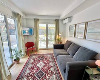 Modern Seaside Retreat with Private Patio and Parking - Blue Zone Homes - Olympiaki Akti - Ruang tamu