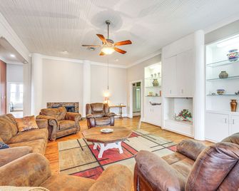 The Loft - Historic Dtwn Hondo Apt with Balcony - Hondo - Huiskamer