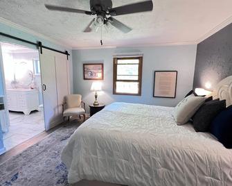 Cottage Retreat + Special Concierge Add-ons service - Alanson - Habitación