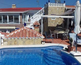 Quiet, cheerful apartment as the crow flies 300m from the beach - Torrox - Pool