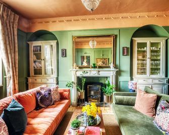 Hill House - באת' - סלון