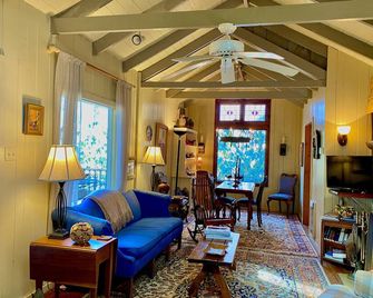Enchanted Cottage - Private, Peaceful, and Only 5 Minutes to Main Street - Highlands - Living room