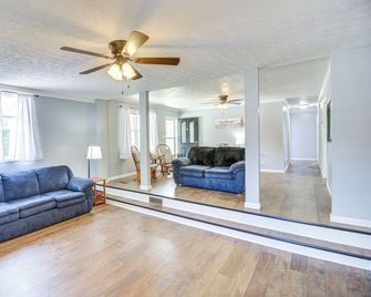 7 Mi to Barren River Lake: Quiet Getaway w/ Yard! - Glasgow - Living room