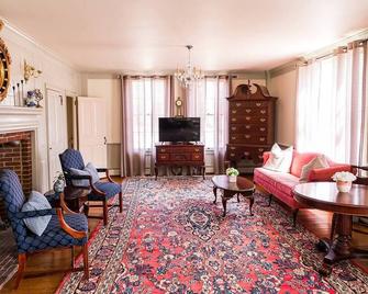 Spacious 7-bedroom Historic Country Inn near Concord - Boscawen - Living room