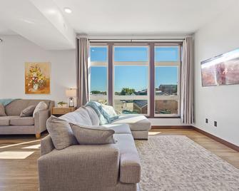 Dyersville Dream Condo #200 - Dyersville - Living room