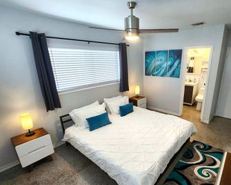 Modern Oasis! Walk to Beach, King Bed, Backyard & Workspace - Deerfield Beach - Bedroom