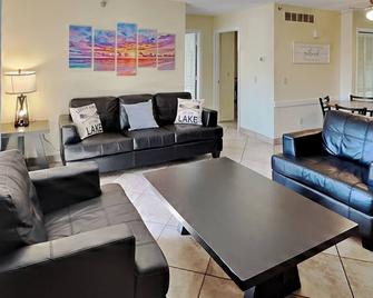 2 Bedroom 2 Full Bath Poolview Condo - Sleeps up to 8 - C6 - Put-in-Bay - Pokój dzienny