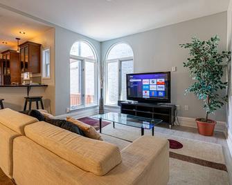 The Woodbine Beach House450yds from the beach Rooftop GardenParking - Toronto - Living room
