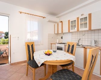 1-Bedroom Apartment in Krk - Steps from the Beach! - Krk - Essbereich