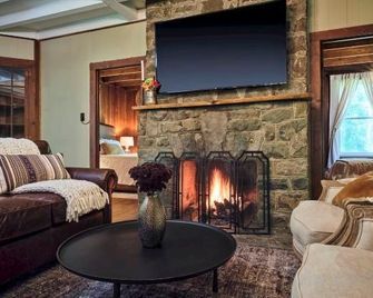 Luxuriously Restored Farm Cabin - Mountainhome - Sala de estar