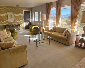 Grandma's backyard oasis at Park Place - Orem - Living room