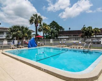 Motel 6 Jacksonville - Orange Park - ג'קסונוויל - בריכה