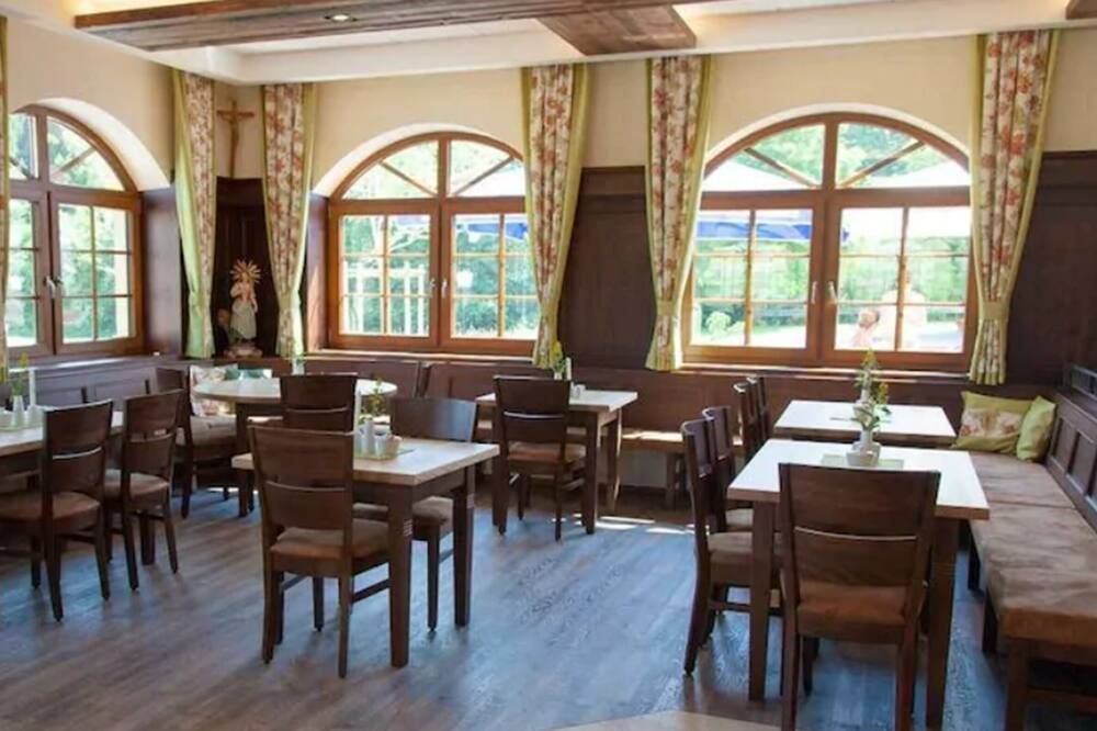 هوتل ستراسهوف