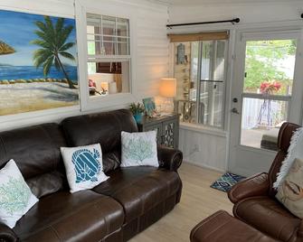 Endless Summer Cottage 2 - Dunedin - Living room
