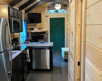 Cozy cabin with WiFi and AC in charming Mill Spring - Mill Spring - Cocina