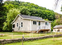 Newly remodeled cabin w/great fishing, close to trails, relaxing! - Red Wing - Edificio
