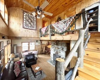 Creekside Cabin Vacation Rental - Valley-Hi