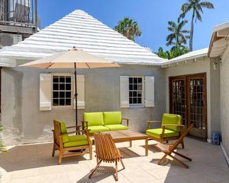 A spacious, unique Bermuda haven with access to large crystal swimming caves. - Hamilton - Patio