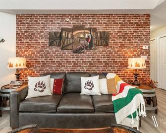 Hudson Pointe | Top Floor | Pool | Hot Tub | Gym - Invermere - Wohnzimmer