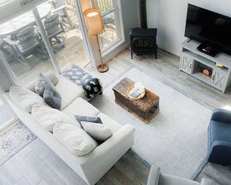The Little Red Barn w/ Spectacular Views & Less than 1 mile - Blue Ridge Parkway - Hillsville - Living room