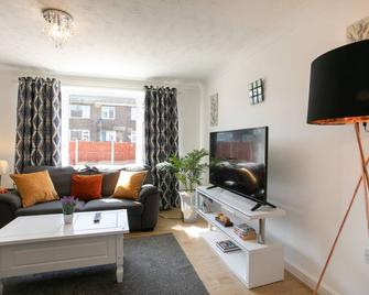 Maltby House, Rotherham for contractors & Families, free private parking, spacious,WIFI etc - Rotherham - Living room