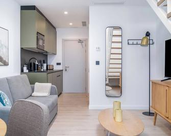 limehome Santiago de Compostela - Santiago de Compostela - Wohnzimmer