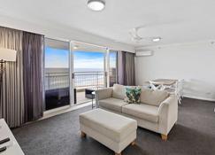 2nd Avenue Apartments - Hosted by Burleigh Letting - Burleigh Heads - Living room
