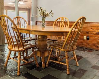 The Bunkhouse on Bunkum, enjoy a serene location on the edge of town - Rensselaer - Essbereich