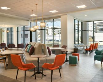 Home2 Suites by Hilton Woodland Hills Los Angeles - Los Ángeles - Lounge