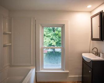 The Myst: \'Affordable getaway in the Finger Lakes\' - Branchport - Baño