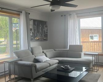 Bord de L'eau Rivière Saumon - Montebello - Wohnzimmer