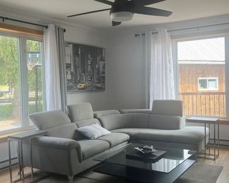 Bord de L'eau Rivière Saumon - Montebello - Obývací pokoj