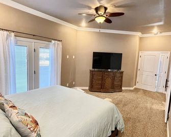 Come relax in our spacious home with spectacular views! - American Falls - Habitación