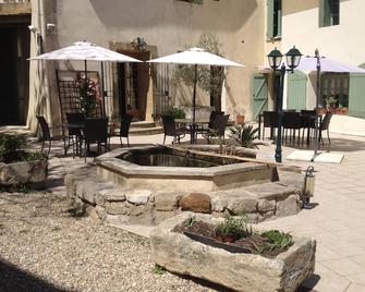 Montaren Et Saint Mediers: Lodging Bamboo Apartment In Farmhouse Of The Xviiième Century With Mezzanine, Made Safe Heated Swimming Pool And Spa - Montaren-et-Saint-Médiers - Patio