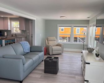 Escape to Pelican's Perch on Mobile Bay w/ Beach & Pier! Great Golfing Nearby! - Gulf Shores - Living room