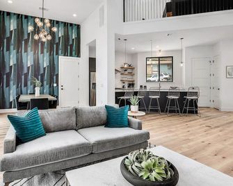 Bachelorette Fave - Pool, Patios, Photo Spot Mural - Austin - Sala de estar