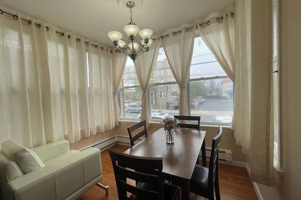 A Quaint Space-Roomy and Convenient 1 Bedroom 1 Bath - אטלנטיק סיטי - חדר אוכל