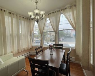 A Quaint Space-Roomy and Convenient 1 Bedroom 1 Bath - Atlantic City - Comedor