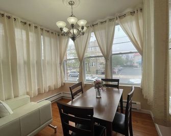 A Quaint Space-Roomy and Convenient 1 Bedroom 1 Bath - אטלנטיק סיטי - חדר אוכל