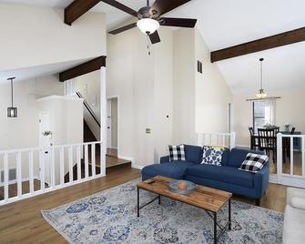 Renovated Farmhouse Near Six Flags - Lithia Springs - Living room