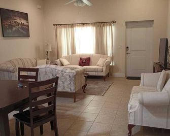 Shantiniketan F 8 /2508 /50 minutes to the Disney 2 mile to down town Tavares. - Tavares