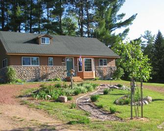 Gorgeous getaway in the Northwoods, 3 miles from snowmobile / ATV trails - Mountain - Edificio