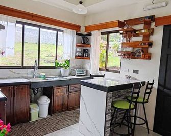 Hotel & Hostel Sloth Backpackers - Monteverde - Kitchen