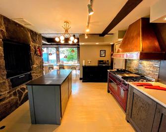 RL Breathtaking views and grand unique style private mountain retreat 4WD recommended - Whitefield - Kitchen